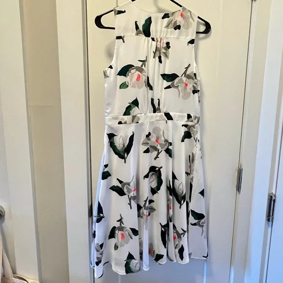 Banana Republic Factory Dress - Size 4 - It has pockets! - Picture 3 of 7